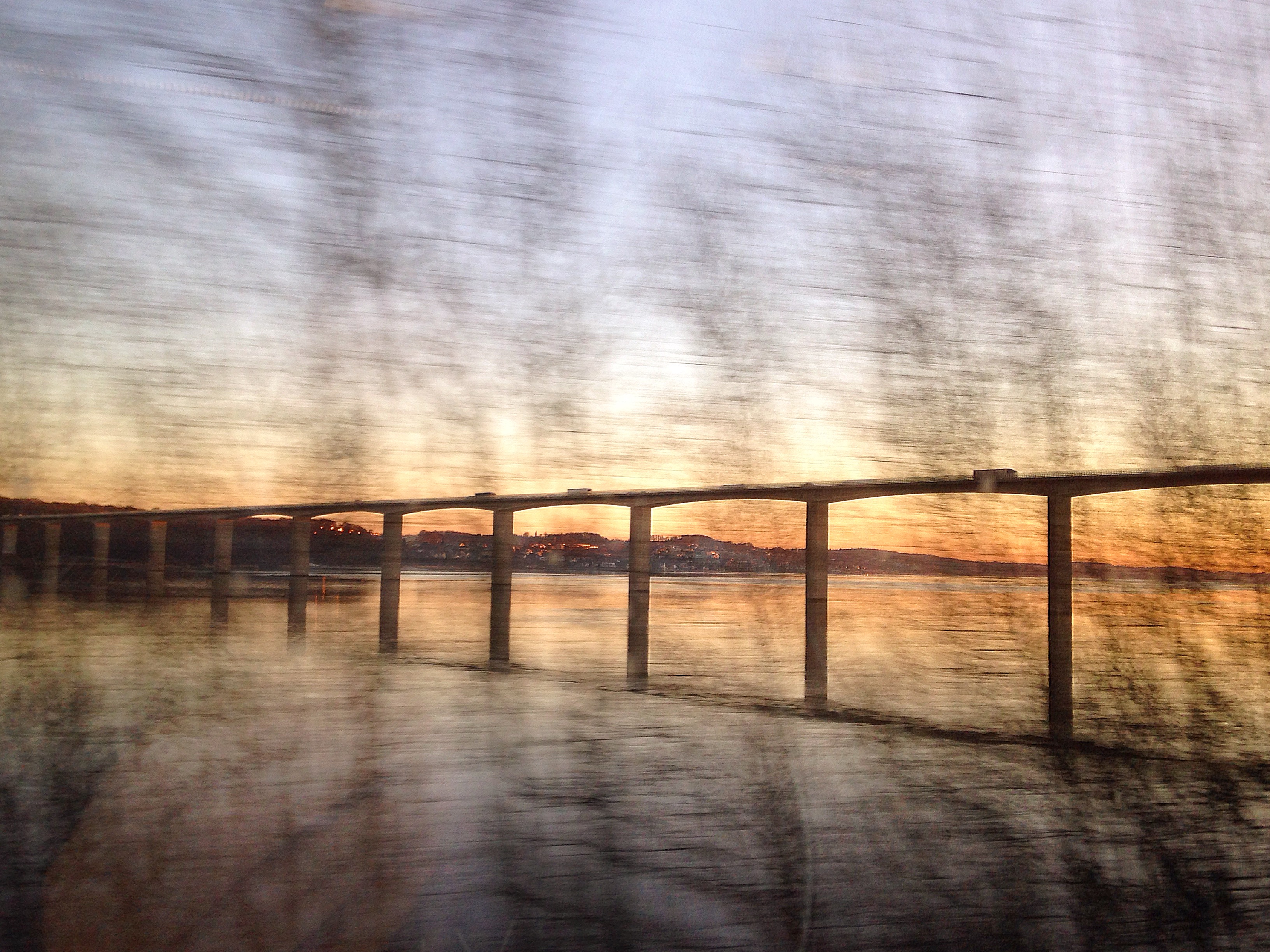 Bro og solopgang i fart