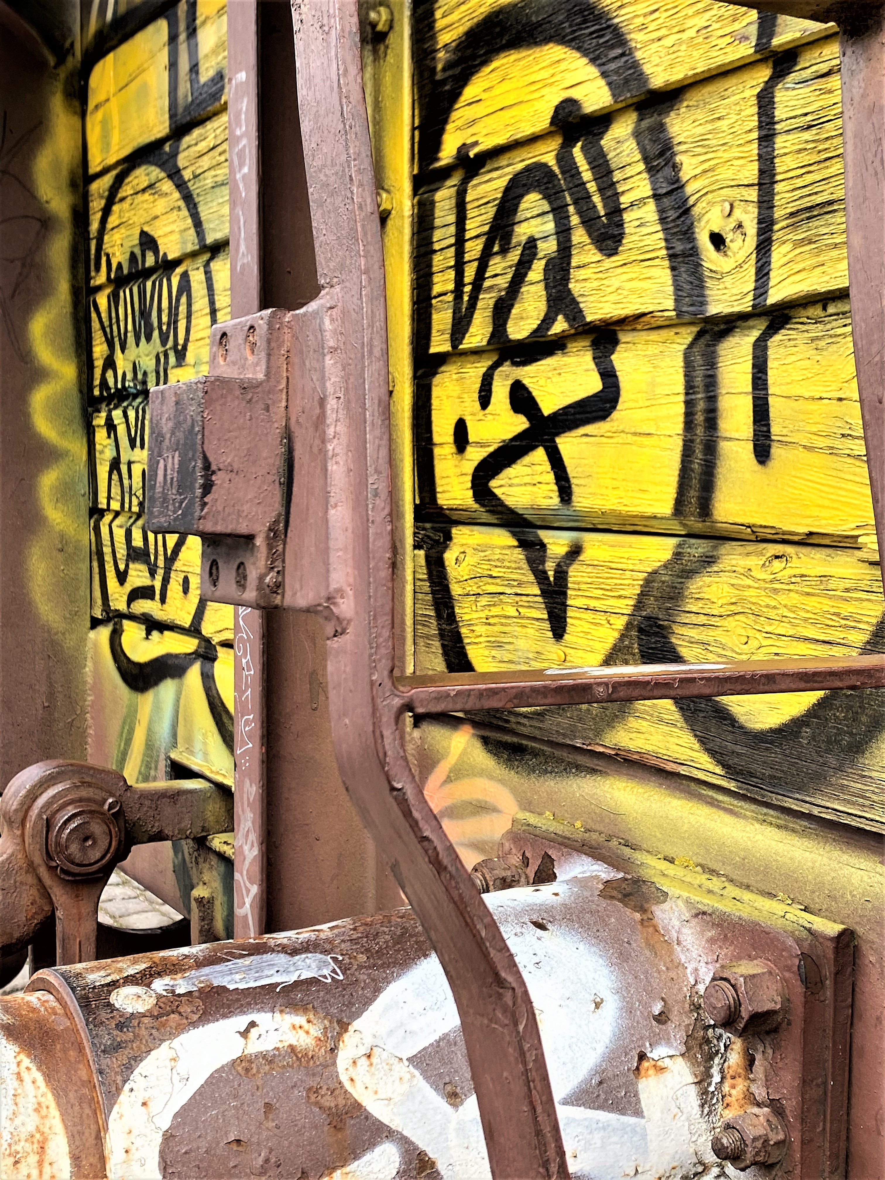 Farvestærk togvognsgraffiti (Mere gul i bybilledet, tak)